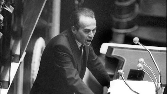 Il y a 44 ans, Robert Badinter demandait à l’Assemblée nationale l’abolition de la peine de mort en France.

Pensées émues des socialistes de la section de Meudon, dont M. Badinter fut membre. Nous serons au rendez-vous lors de son entrée au Panthéon le 9 octobre prochain.