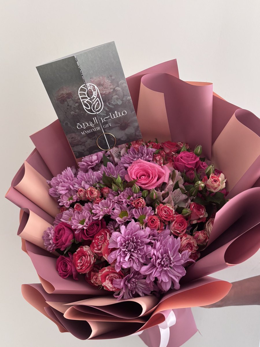 من جمالها تحسونها ورد صناعي🥹💞❣️