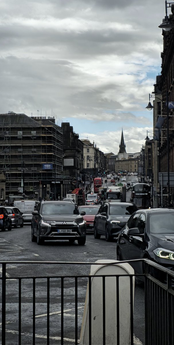 أمدّ يدي في العتمة .
فإذا بها تمسّ خيطًا من الرحمة .
يمتدّ من عرش الله إلى قلبي .
فيتلاشى كل خوف .
ويصبح الليل وطنا آمنا للروح.
#مساء_الخير_والسعاده 
#تصويري