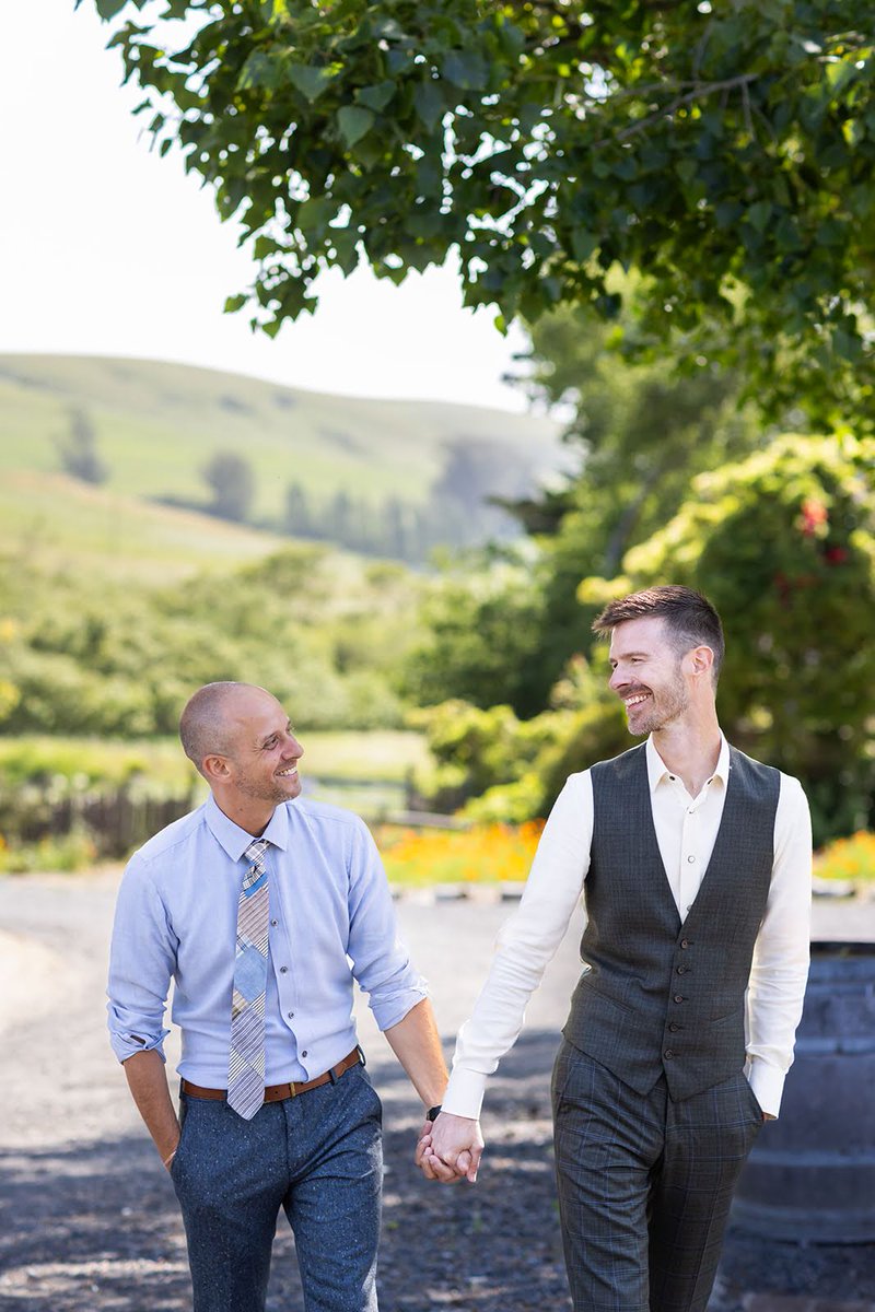 KEPRebels's tweet photo. Wedding Spotlight 🌳 

Congrats Jon &amp; Dustin! They knew a traditional look wasn’t for them—opting instead for rustic textures, soft hues, and styles that felt true to who they are. 🤍 👏

📸 @showreadyphoto
Planner: @areltevents https://t.co/FNJj8CpWPo