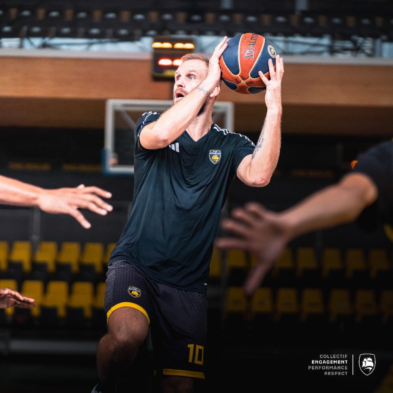 SR_Rupella's tweet photo. 👀 ‣ Ça se précise...

Derniers 𝙧𝙚́𝙜𝙡𝙖𝙜𝙚𝙨 avant le départ pour 𝗥𝗼𝘂𝗲𝗻, demain ! 🚍

#Elite2 | #FievreSR