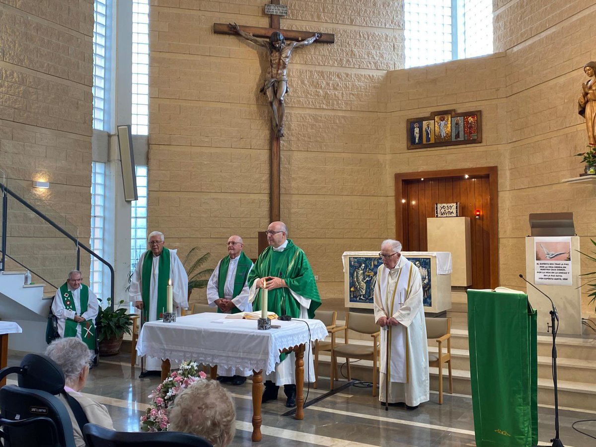 Hoy, el obispo, D. José Antonio <a href="/satuehuerto/">José Antonio Satué</a>, ha visitado la residencia Buen Samaritano para conocer y compartir la Eucaristía con la docena de sacerdotes mayores que allí residen, el obispo emérito D. Ramón Buxarrais y los demás residentes, en un encuentro fraterno y gozoso.