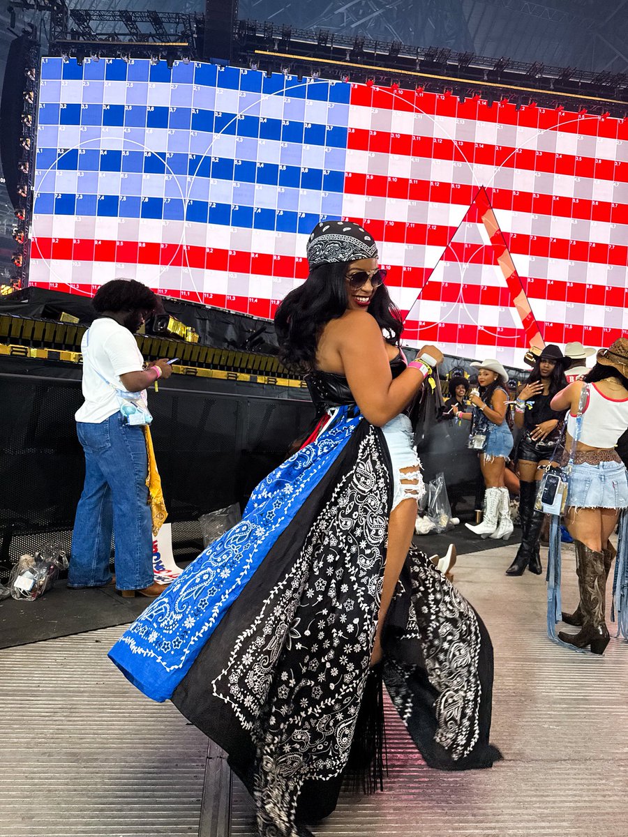 CreativelyLa_'s tweet photo. Allow me to reintroduce myself 🙂‍↕️

I’m an Atlanta based creative that likes to tell stories and make pretty things 🥰. I believe in destroying barriers and being unapologetically you at all times. 

And I’m OG Beyhive and a concert addict 😇 https://t.co/y4kmJRwPu8