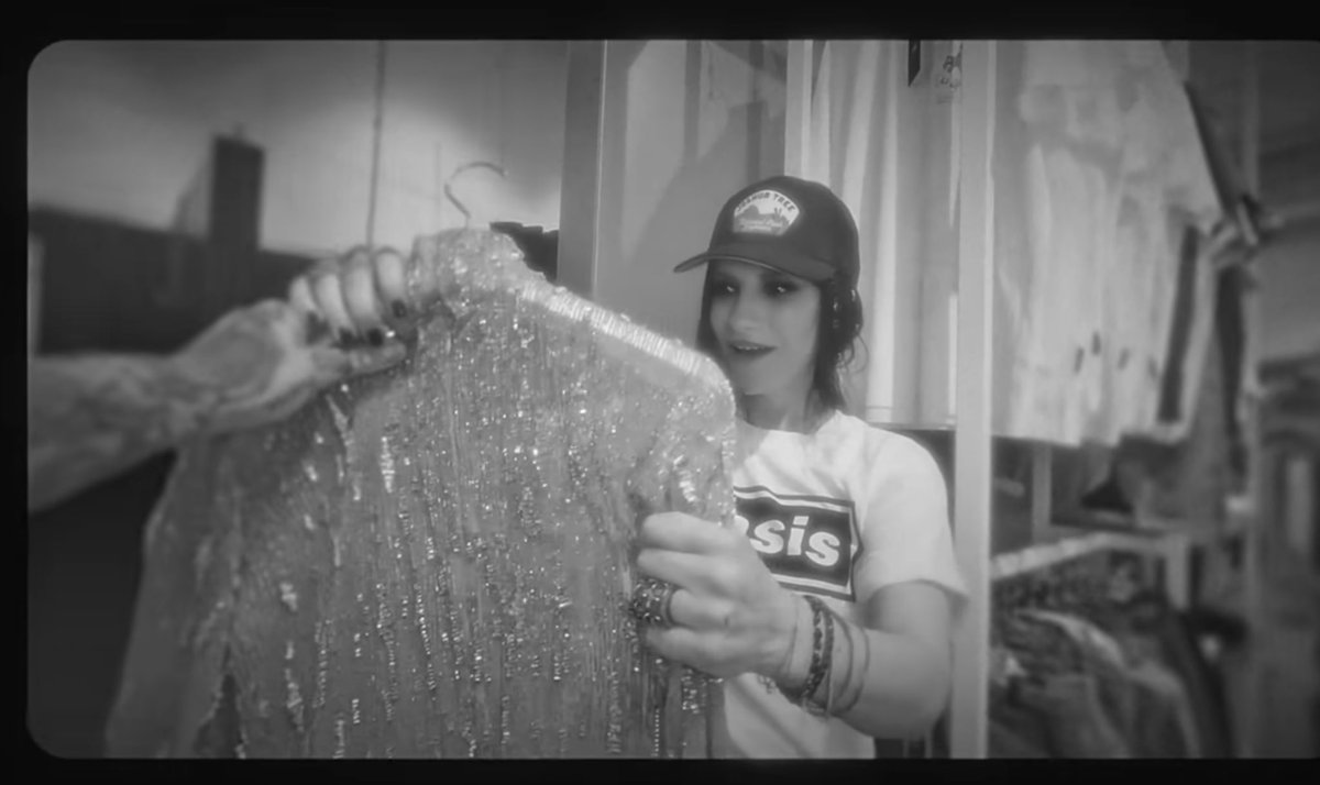 PausiniStyle's tweet photo. Hay una tienda a la que he ido cada vez que voy a Verona y es Double5, y no sé porqué, esta escena me recuerda mucho a esa tienda ❤️ @LauraPausini https://t.co/Irlf449Jz1