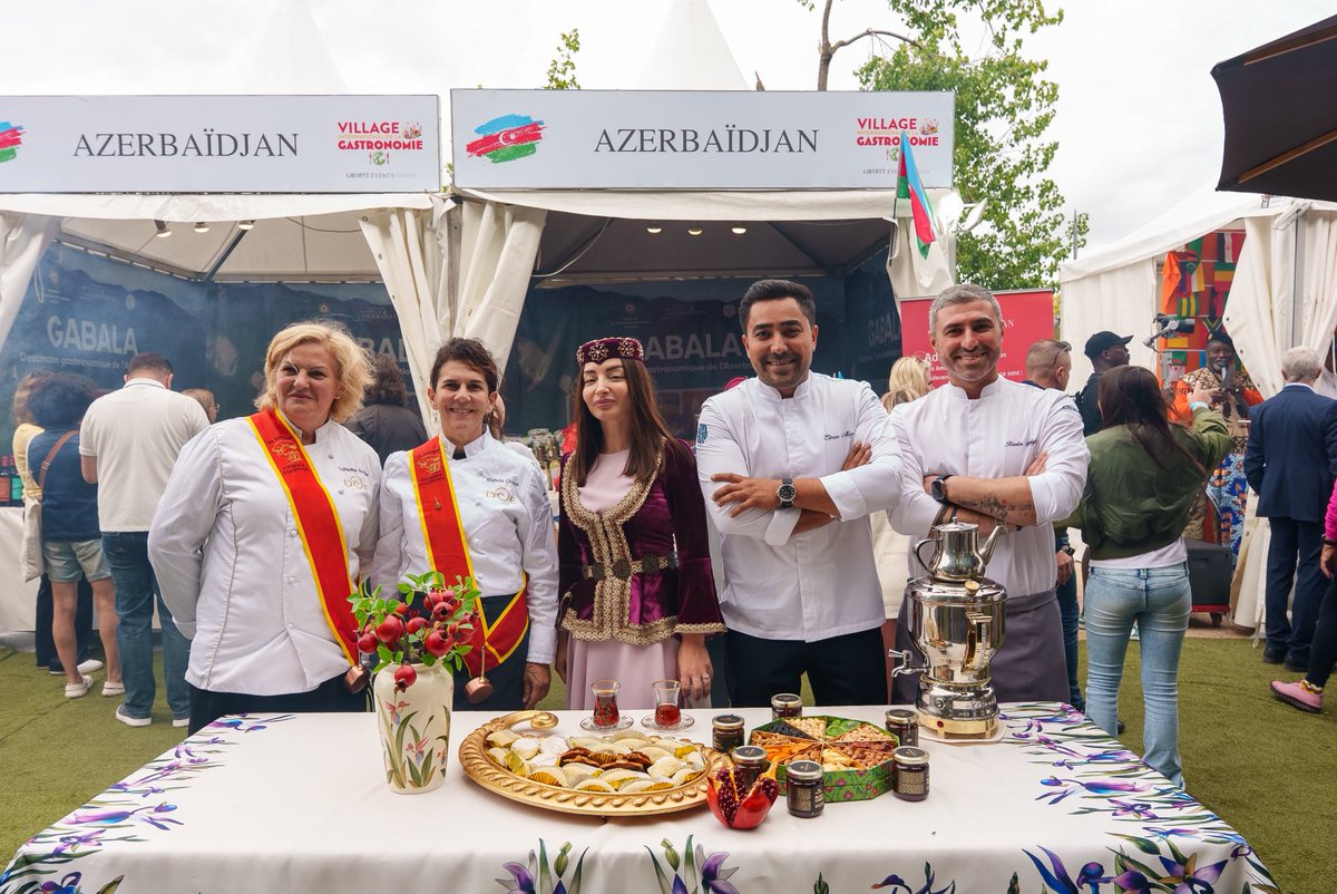 AmisAzerbaidjan's tweet photo. Gourmand &amp; festif
Explosion de saveurs caucasiennes à Paris 🇦🇿✨
Au village international de la gastronomie, le pavillon d’#Azerbaïdjan a régalé la capitale avec ses délices &amp; vins uniques 🍷🌍

#FoodLovers #WineLovers
#gastranomie #azerbaïdjan #paris #france https://t.co/aUkpHN4yiY