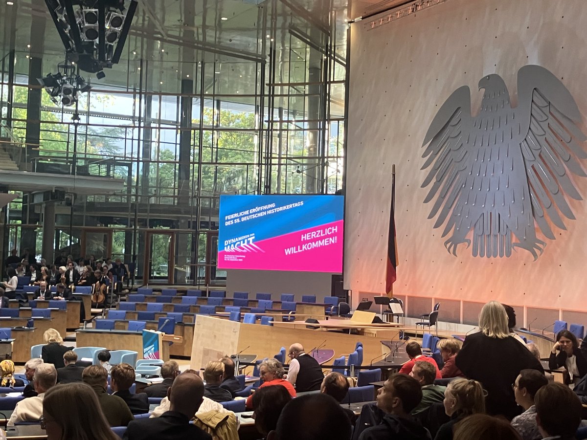 BAufarbeitung's tweet image. 📚 @BAufarbeitung auf dem #Historikertag 2025 in #Bonn
.
Wir sind beim 55. Deutschen Historikertag auf der Fachausstellung vertreten – gemeinsam mit dem @Wochenschau_Ver Hier ein erster Einblick von unserem Stand und von der feierlichen Eröffnung im alten Bundestag. ✨
.
Das