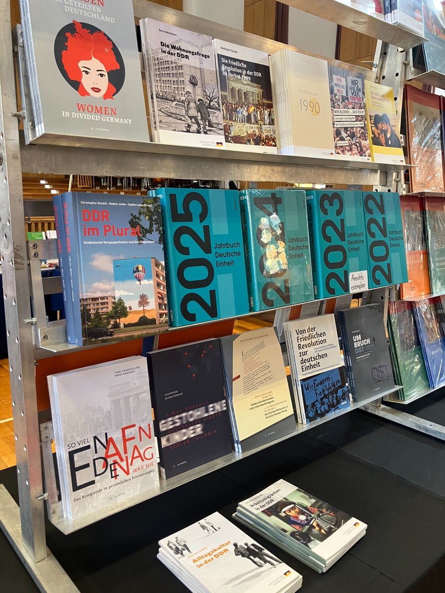 BAufarbeitung's tweet image. 📚 @BAufarbeitung auf dem #Historikertag 2025 in #Bonn
.
Wir sind beim 55. Deutschen Historikertag auf der Fachausstellung vertreten – gemeinsam mit dem @Wochenschau_Ver Hier ein erster Einblick von unserem Stand und von der feierlichen Eröffnung im alten Bundestag. ✨
.
Das