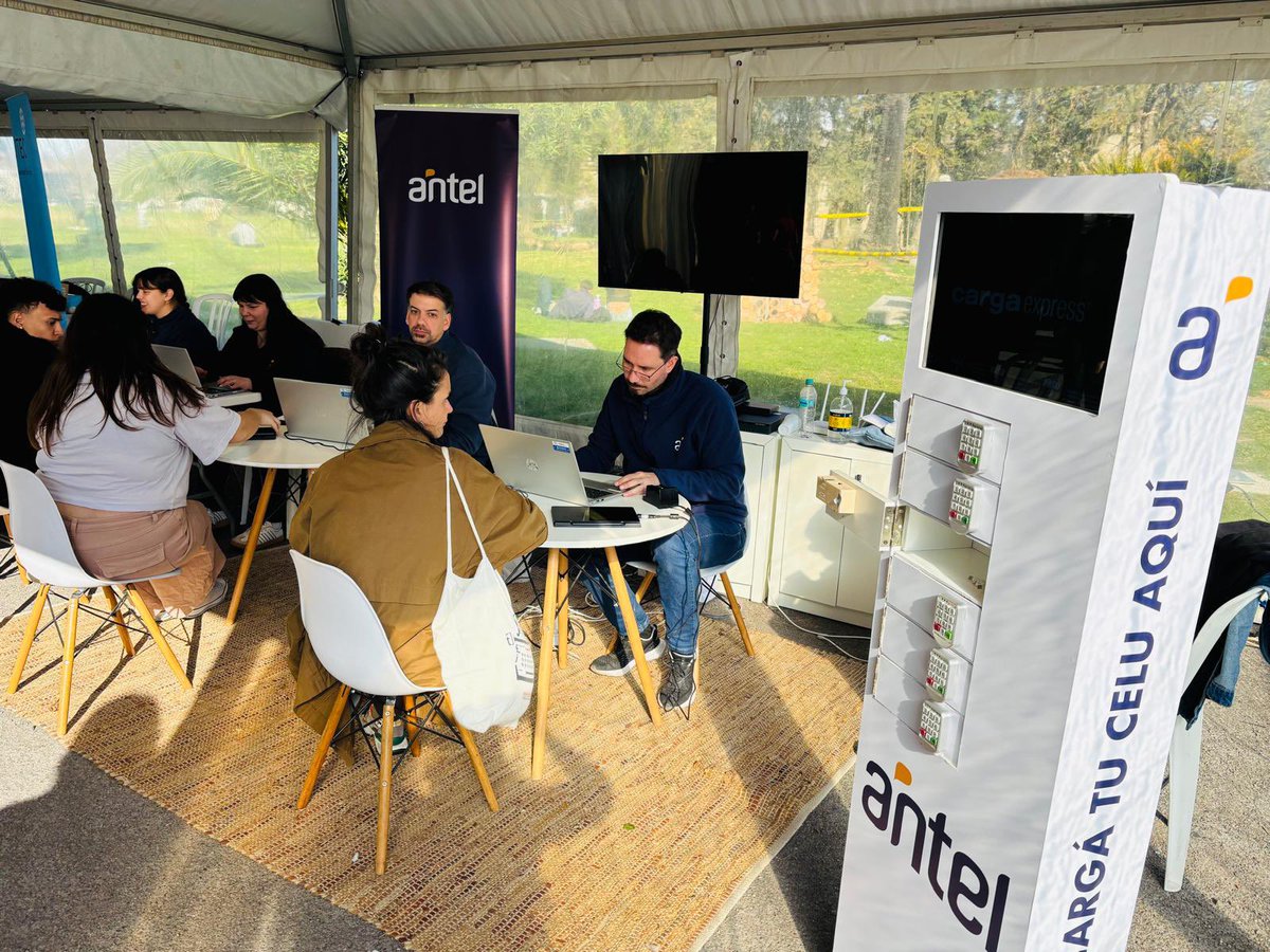 AntelDeTodos's tweet image. 🎓 Seguimos presentes en #UPA en el Campus Luisi Janicki.
👉 Estamos acompañando a nuevos estudiantes en su registro con #TuID, un paso esencial para dar comienzo a su vida universitaria.