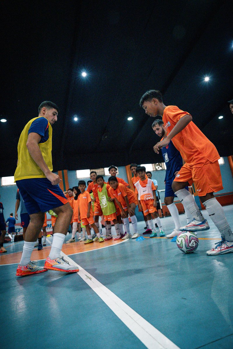 OranjeFutsal's tweet photo. An inspiring day in Jakarta 🧡🥹

Grateful to welcome Indonesian youth for Futsal today 🥰

#OranjeFutsal #WorldCoaches https://t.co/yLuITcShjw