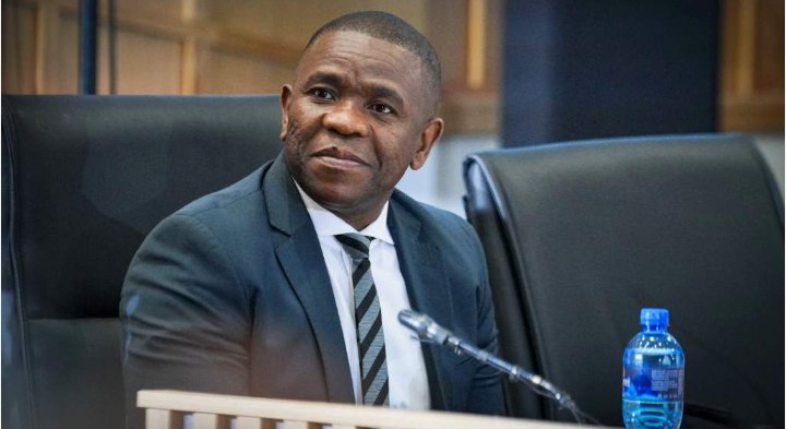 When they say....

LEARNING NEVER EXHAUSTS THE MIND.

GEN Mkhwanazi has a good cv👌