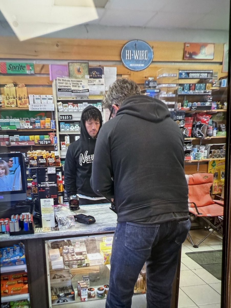 whoistyj's tweet image. why is he doing side quests