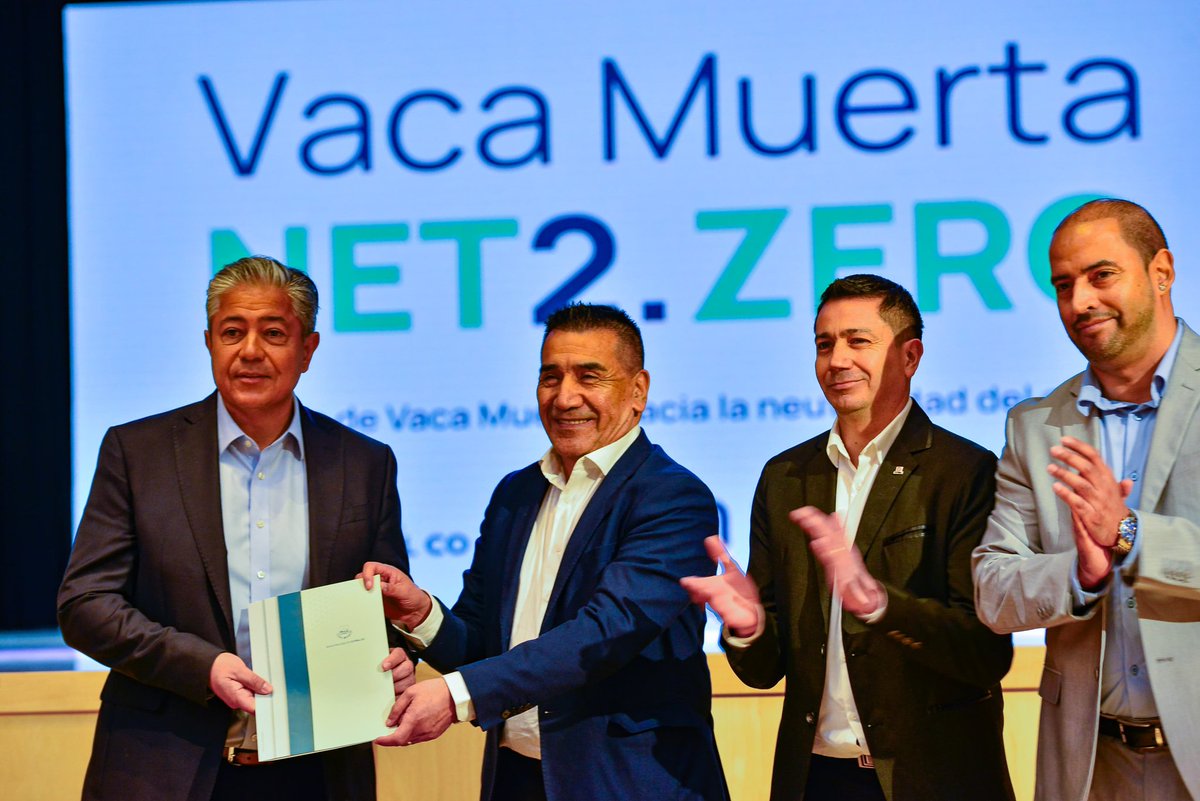 Rolo_Figueroa's tweet photo. VACA MUERTA NET ZERO

Un encuentro que reafirma el compromiso de Neuquén con la transición energética y la reducción de emisiones.

Si queremos competir con los mejores del mundo, debemos ser altamente competitivos. Ese es el camino que elegimos: generar las condiciones para que nuestra gente gane más y trabaje mejor, siendo eficientes y marcando un diferencial con Net Zero. Así, Vaca Muerta podrá acceder a los mercados más exigentes del planeta y consolidarse como una energía de clase mundial.