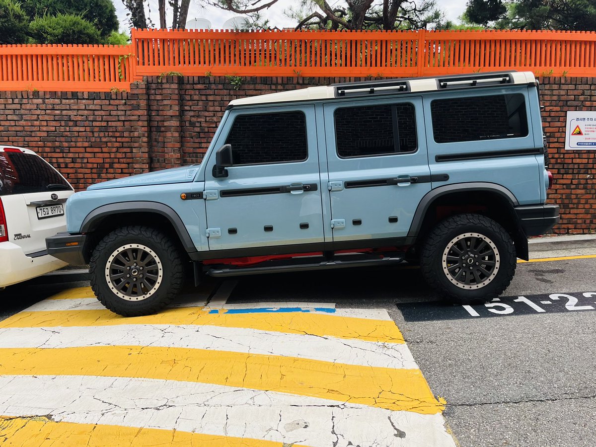 台北上海ソウルと行ってきましたが、都会だからか、見たかったボロめの趣深いクルマは皆無でした。クラウンとランクルをくっつけたみたいなトヨタのZACE、見たかったなー。
ソウルではお尻のカタチがDSみたいで好きなヒョンデのIONIQ 6が去年よりぐっと減ってたな。でもINEOSは初めて実物を見ました。