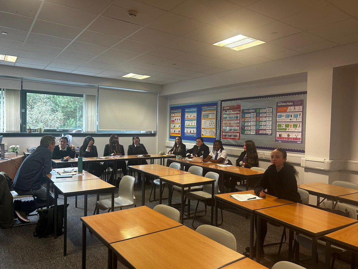 HolyRoodEnglish's tweet image. Insightful morning with Scottish crime writer Doug Johnstone who shared valuable tips on crafting compelling dissertations with Advanced Higher pupils. Thanks for the inspiration, Doug! #DissertationWriting #AdvancedHigher #WritingAdvice ๐๐๏ธ