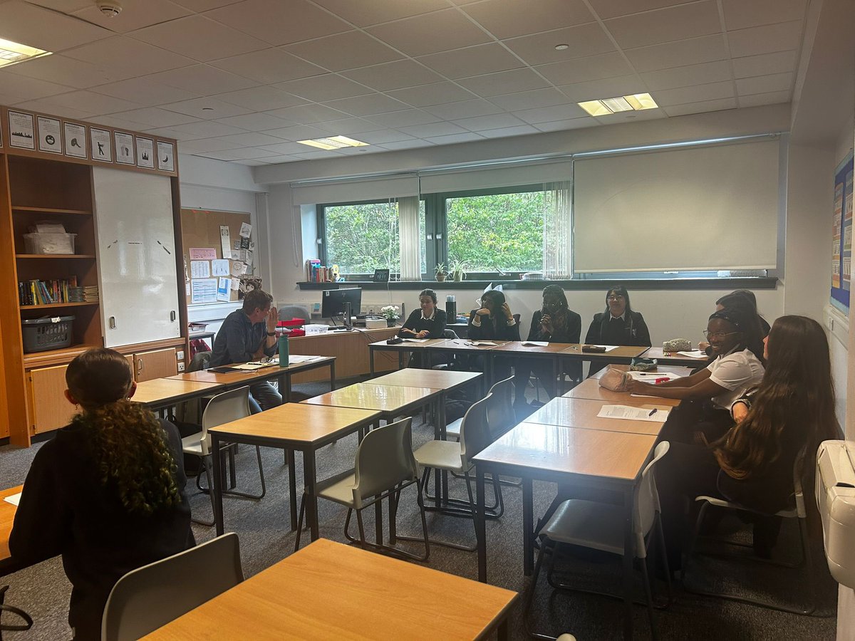 HolyRoodEnglish's tweet image. Insightful morning with Scottish crime writer Doug Johnstone who shared valuable tips on crafting compelling dissertations with Advanced Higher pupils. Thanks for the inspiration, Doug! #DissertationWriting #AdvancedHigher #WritingAdvice ๐๐๏ธ