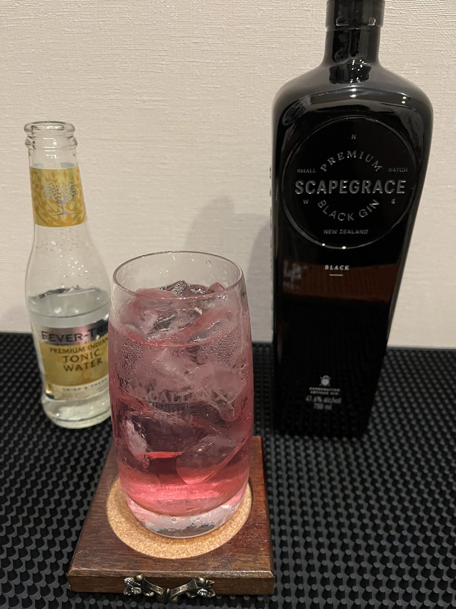 Osten202's tweet photo. 今日は先日の抽選企画でいただいた
スケープグレース　ブラックジンで🥃　

ジンフィズ擬き&amp;ジントニック🥃

@SCAPEGRACE_JP 
#スケープグレース　
#ブラックジン https://t.co/ucAdZtONvG