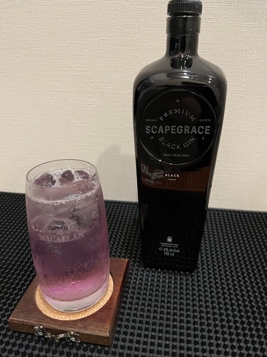 Osten202's tweet photo. 今日は先日の抽選企画でいただいた
スケープグレース　ブラックジンで🥃　

ジンフィズ擬き&amp;ジントニック🥃

@SCAPEGRACE_JP 
#スケープグレース　
#ブラックジン https://t.co/ucAdZtONvG