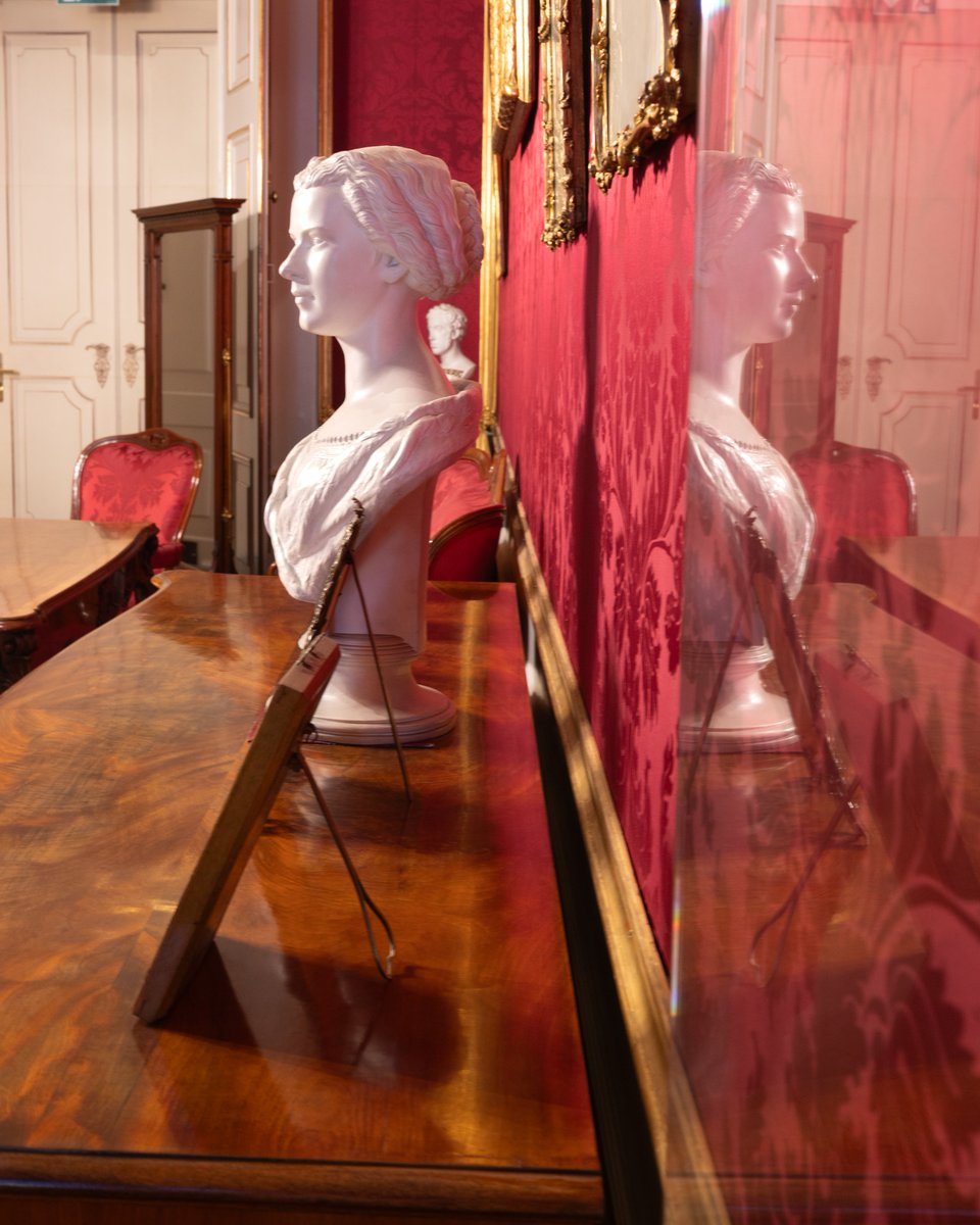 💫 Did Franz Joseph dream of #Sisi? 

Hard to tell - however, a delicate bust of young #Elisabeth stands right opposite his bed inside the Hofburg in #Vienna. 

📷 © SKB