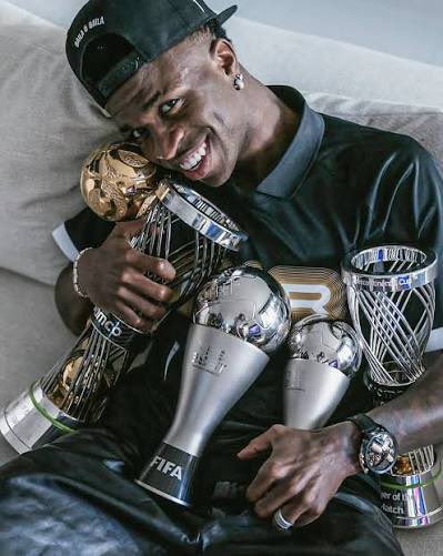 An 18 year old bought by the biggest club itw, got injured after so many unsuccessful games. Came back and won 2 ucl trophies while scoring in both finals. And being the best player.
Don’t you ever dare compare that 28 y/o who has achieved nothing in football to Vinicious .