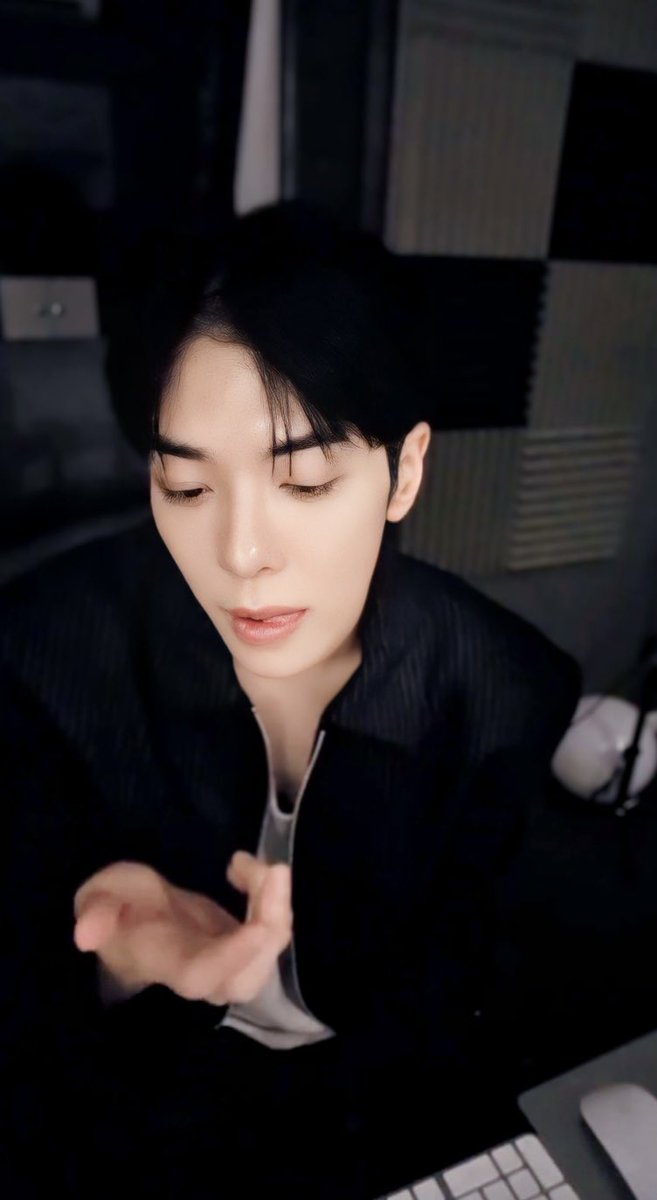 입술 만지는거 너무 좋아 
캡처를 몇개를 한거야 ㅋㅋㅋ