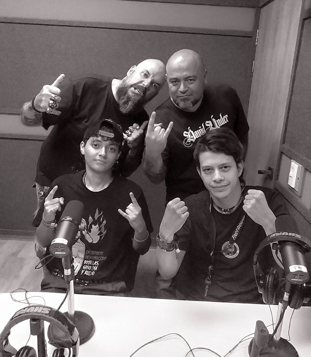 ciudaddelsonido's tweet photo. Rockers, hoy a las 11:00 p.m. nos escuchamos a través de Frecuencia U 🎶 Conversamos con Pogo y el Indio, de la banda Secuestrados Estatales, sobre sus 15 años de trayectoria, su música y el aporte del Punk a esta sociedad tan caótica 🔥

Sintoniza: https://t.co/qD4B1xFgDk https://t.co/BFsHPyiNCb