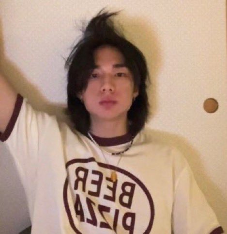 ヒョンジンさん2年前に日本で買われたBEER PIZZAの Tシャツ着てて