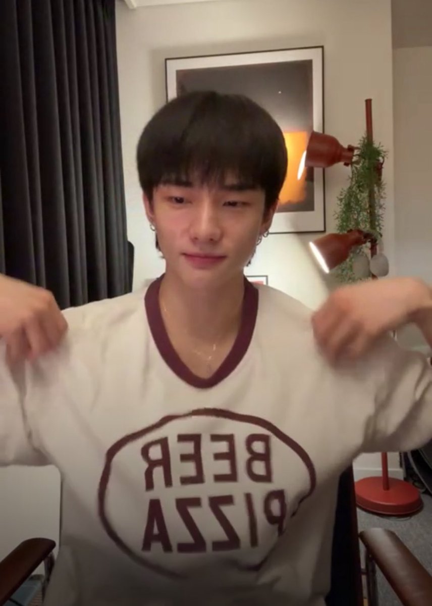 ヒョンジンさん2年前に日本で買われたBEER PIZZAの Tシャツ着てて