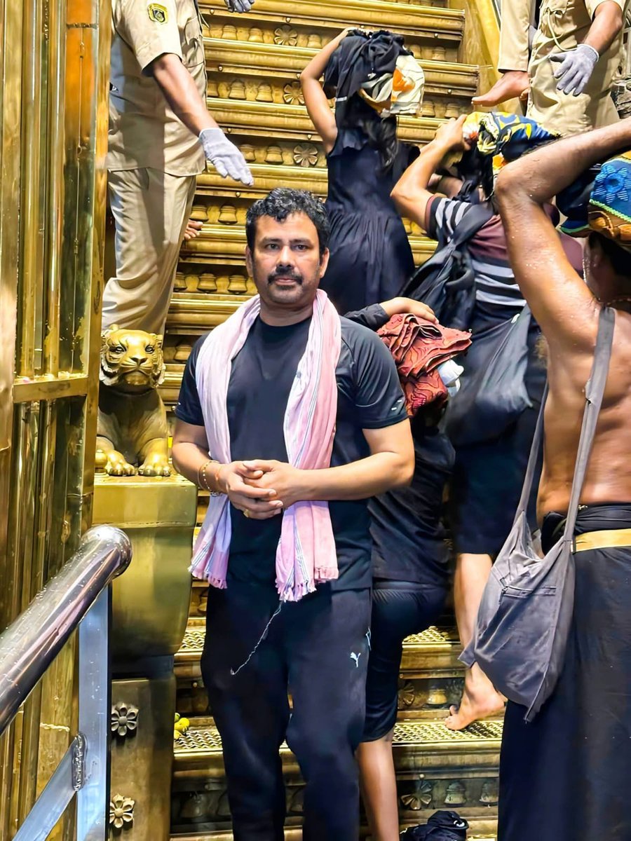 UttarandhraNow's tweet image. శబరిమల అయ్యప్ప స్వామివారి దివ్య దర్శనం చేసుకున్న గ్రేటర్ విశాఖ వైసీపీ అధ్యక్షుడు కేకే రాజు. 

#Sabarimala #KKRaju #Kerala #UANow