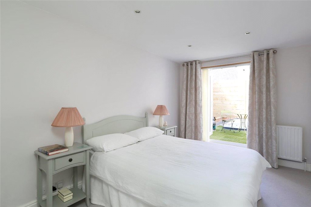 Robert Holmes & Co tweet media