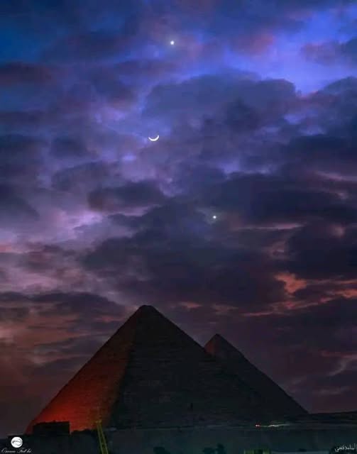 Moon, Jupiter and Venus over the pyramids at Giza ✨ 

📸 Osama Fathi…