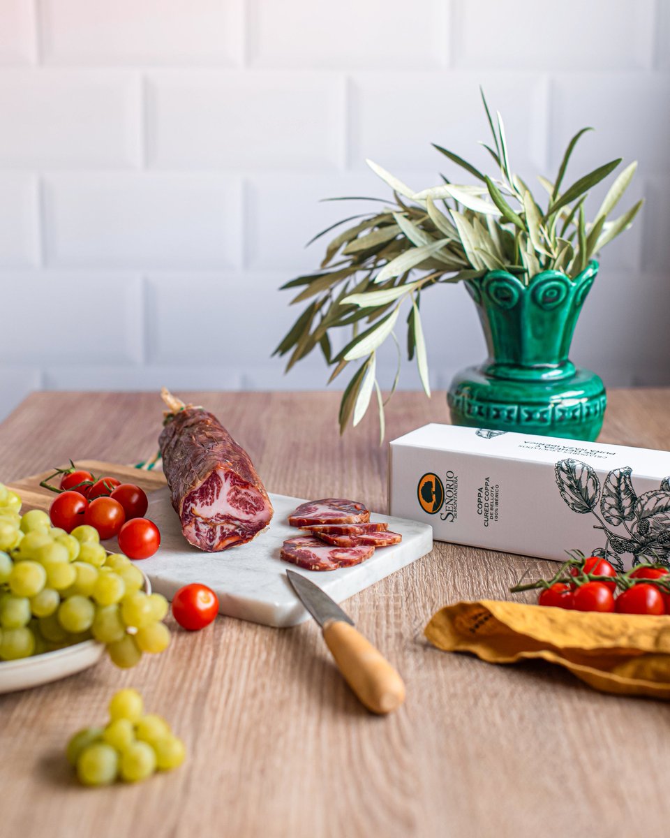 ¿Sabías que nuestra Coppa de Bellota 100% Ibérica debe su nombre a su homónimo italiano? 🇮🇹

También se la conoce como cabecero ibérico, y es una de las piezas más jugosas del cerdo gracias a su aspecto marmoleado tan característico.

tienda.senorio.es/es/producto/co…