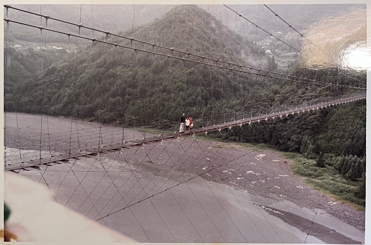 jaapn80to00pn's tweet photo. 1986年、奈良県吉野郡十津川村「谷瀬の吊り橋」 https://t.co/vqkqeJeJ1Q