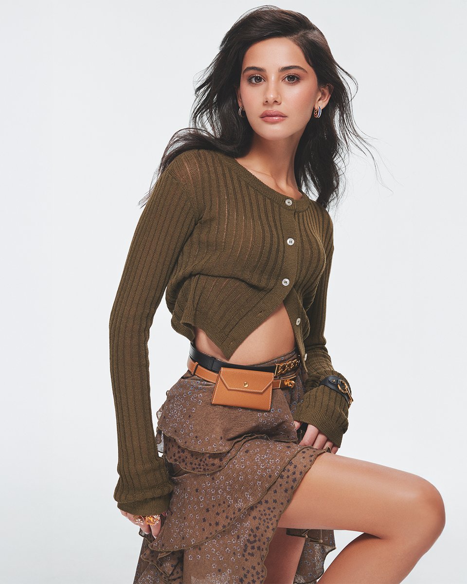 Helin Kandemir: ‘’Hayat serüvenimi hiçbir zaman kendimi bir noktada görmemek üzerine sürdürüyorum. Ben sadece geleni karşılıyorum."

Helin Kandemir ile yaptığımız bu keyifli röportaja Elele Eylül-Ekim 2025 sayımızdan ulaşabilirsiniz.
👉dergiburda.com/product/detail…

Keyifli okumalar!✨