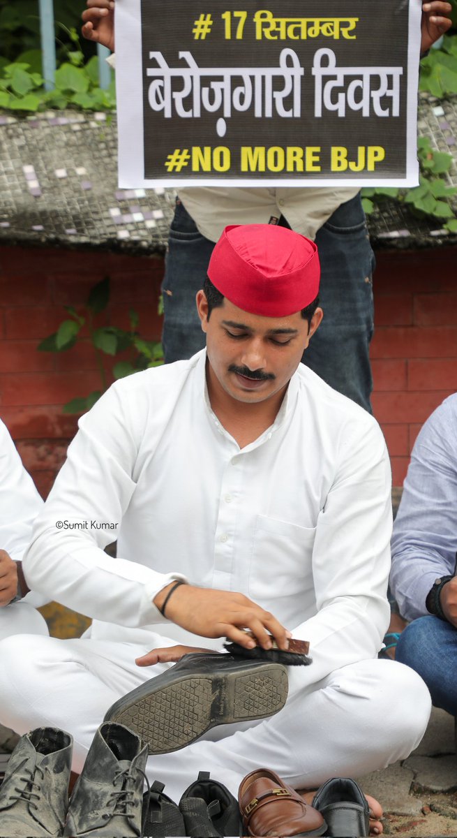 skphotography68's tweet image. लखनऊ में बेरोजगारी दिवस मनाते हुए समाजवादी पार्टी के कार्यकर्ताओं ने जूता पालिश करके हजरतगंज स्थित दारुल शफा विधायक निवास पर विरोध प्रदर्शन किया।

#berozgaaridiwas #lucknowprotest #spprotest
#youthunemployment #ShoePolishProtest
#unemploymentcrisis #joblessindia…