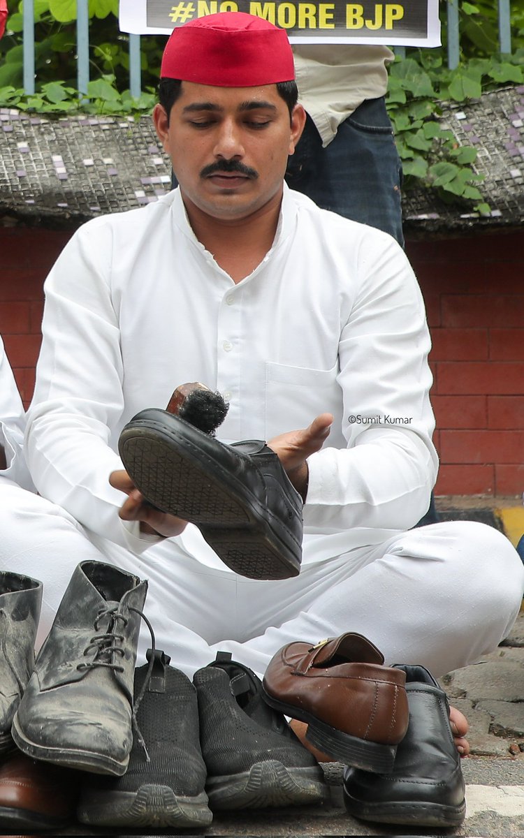 skphotography68's tweet image. लखनऊ में बेरोजगारी दिवस मनाते हुए समाजवादी पार्टी के कार्यकर्ताओं ने जूता पालिश करके हजरतगंज स्थित दारुल शफा विधायक निवास पर विरोध प्रदर्शन किया।

#berozgaaridiwas #lucknowprotest #spprotest
#youthunemployment #ShoePolishProtest
#unemploymentcrisis #joblessindia…