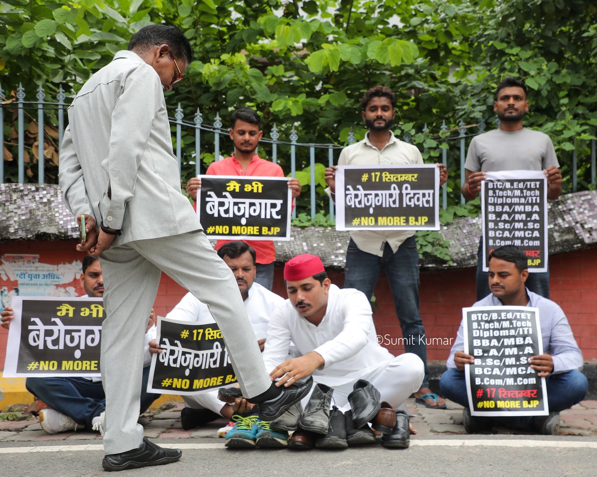 skphotography68's tweet image. लखनऊ में बेरोजगारी दिवस मनाते हुए समाजवादी पार्टी के कार्यकर्ताओं ने जूता पालिश करके हजरतगंज स्थित दारुल शफा विधायक निवास पर विरोध प्रदर्शन किया।

#berozgaaridiwas #lucknowprotest #spprotest
#youthunemployment #ShoePolishProtest
#unemploymentcrisis #joblessindia…