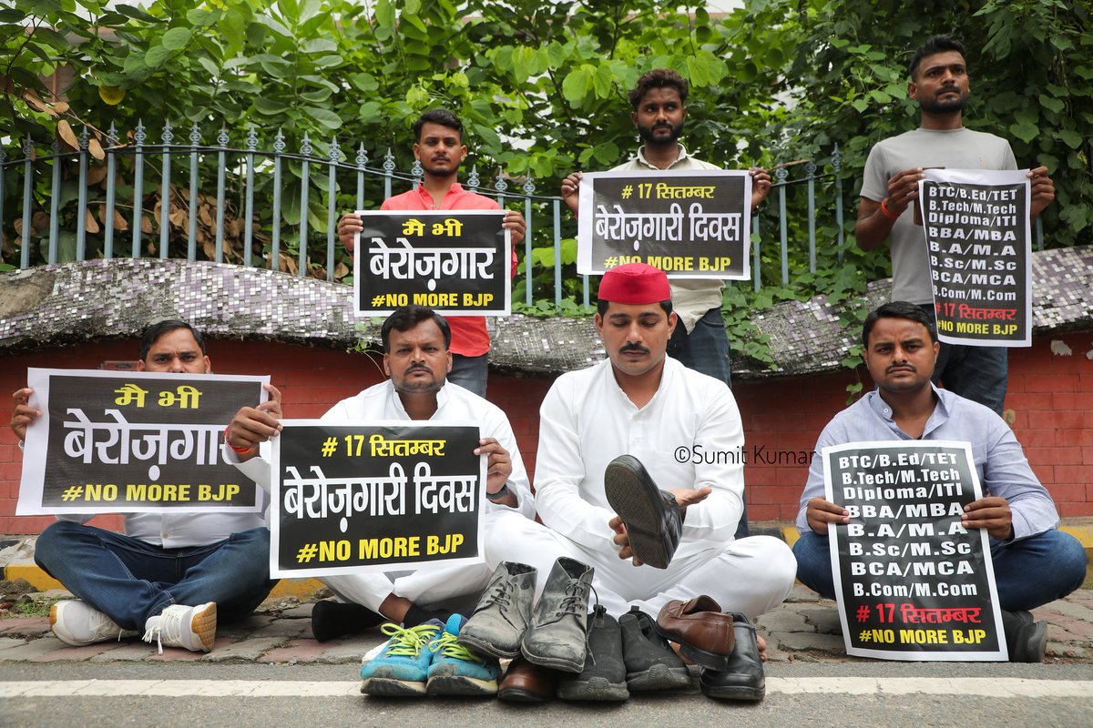 skphotography68's tweet image. लखनऊ में बेरोजगारी दिवस मनाते हुए समाजवादी पार्टी के कार्यकर्ताओं ने जूता पालिश करके हजरतगंज स्थित दारुल शफा विधायक निवास पर विरोध प्रदर्शन किया।

#berozgaaridiwas #lucknowprotest #spprotest
#youthunemployment #ShoePolishProtest
#unemploymentcrisis #joblessindia…