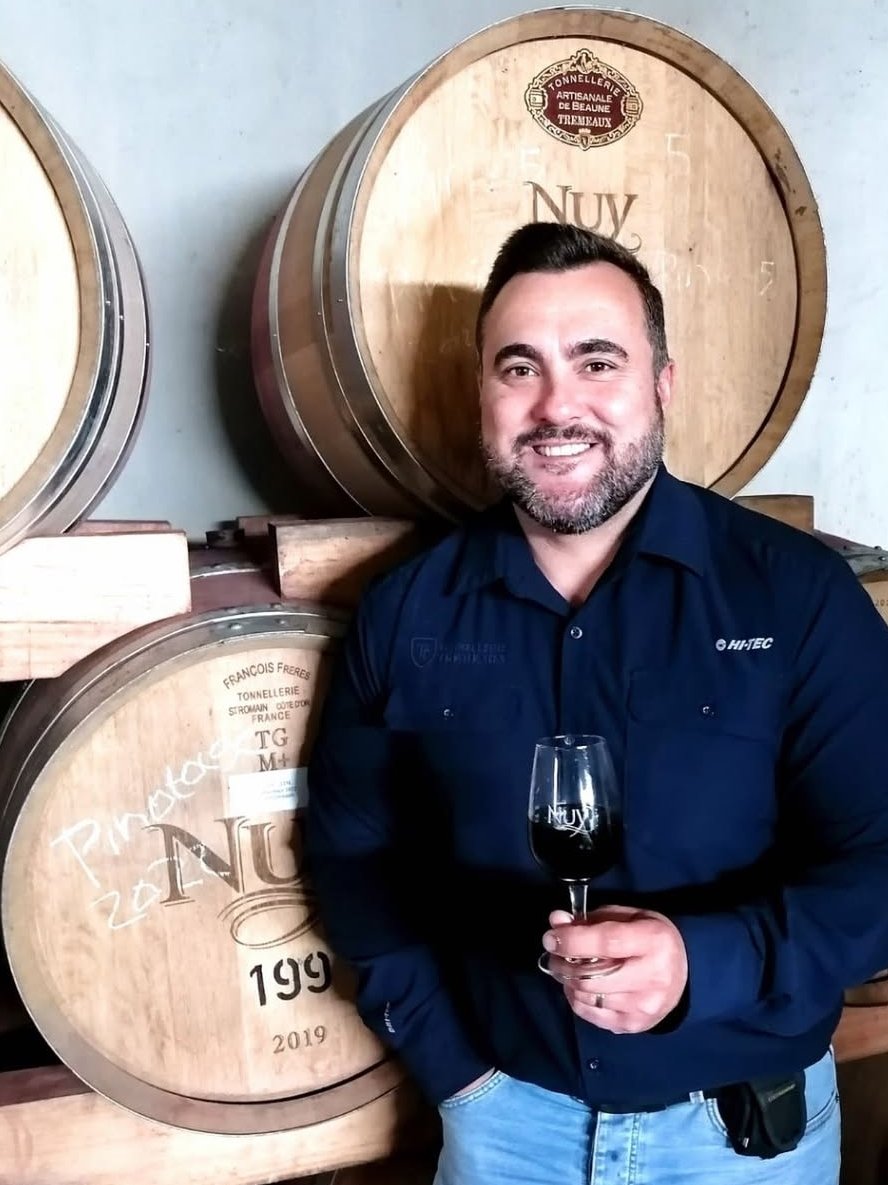 MarykeRoberts (@marykeroberts) on Twitter photo Vir die Blanc de Nuy 3ℓ kon keldermeester Christo Basson die beste witwyne uit die kelder kies. Minder as 3% van Nuy se jaarlikse produksie van sowat 17 000 ton wyn word onder hul eie handelsmerk gebottel – ’n bewys van hul streng keuringsproses. 🧵 3/4 Vir die Blanc de Nuy 3ℓ kon keldermeester Christo Basson die beste witwyne uit die kelder kies. Minder as 3% van Nuy se jaarlikse produksie van sowat 17 000 ton wyn word onder hul eie handelsmerk gebottel – ’n bewys van hul streng keuringsproses. 🧵 3/4
