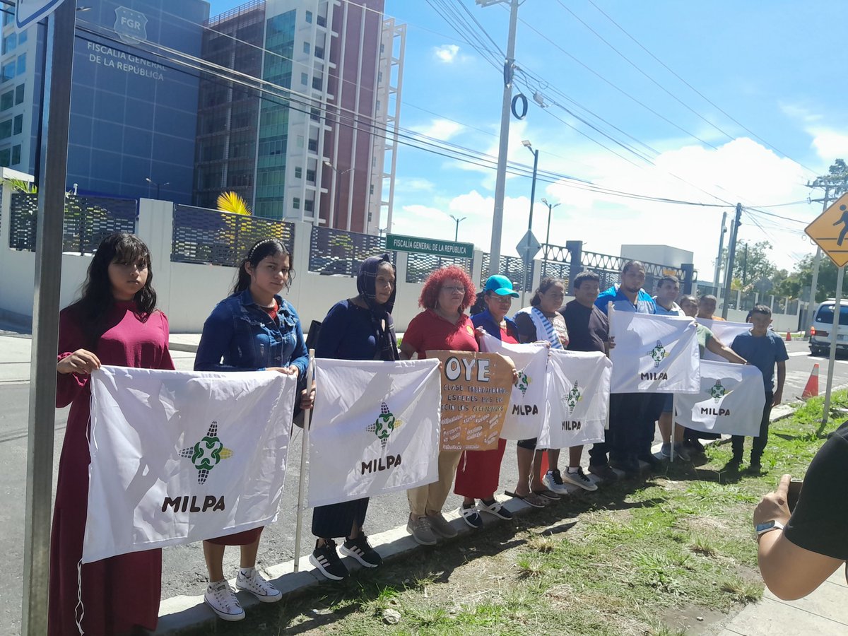 mpbc4's tweet photo. Esta mañana la comunidad La Lima de Intipuca la Unión, exigió frente a la FGR se repiten.los derechos a la vivienda y no más persecución a las comunidades. https://t.co/d9j2Xh5npm