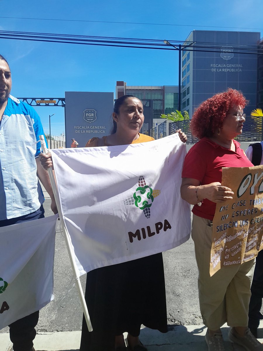 mpbc4's tweet photo. Esta mañana la comunidad La Lima de Intipuca la Unión, exigió frente a la FGR se repiten.los derechos a la vivienda y no más persecución a las comunidades. https://t.co/d9j2Xh5npm