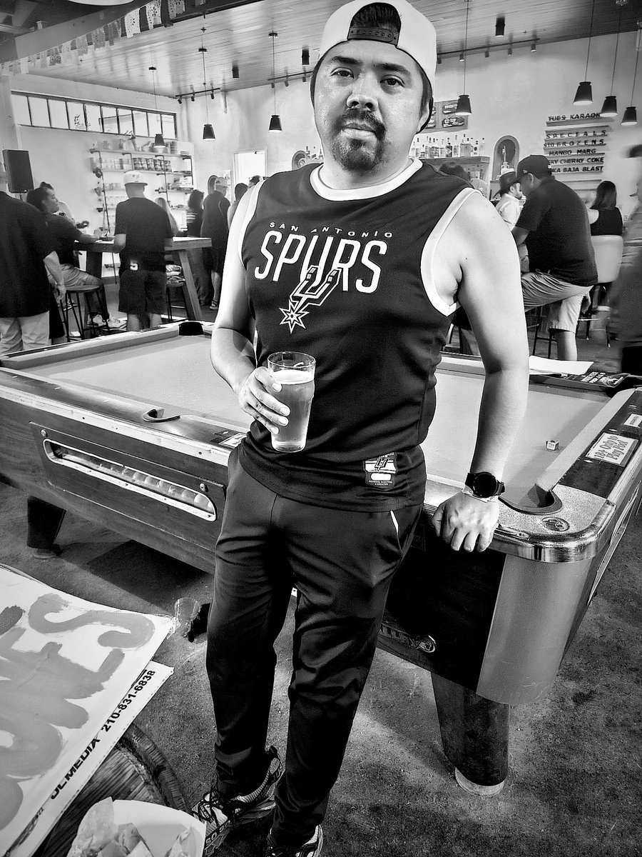thetomcat_10's tweet image. It's been quite some time since I've gone out. But this event was COMPLETELY WORTH IT! 🏀 

#nightout #ootn #gospursgo #spurs #spursfan #victorwembanyama #spursjersey #drinkon