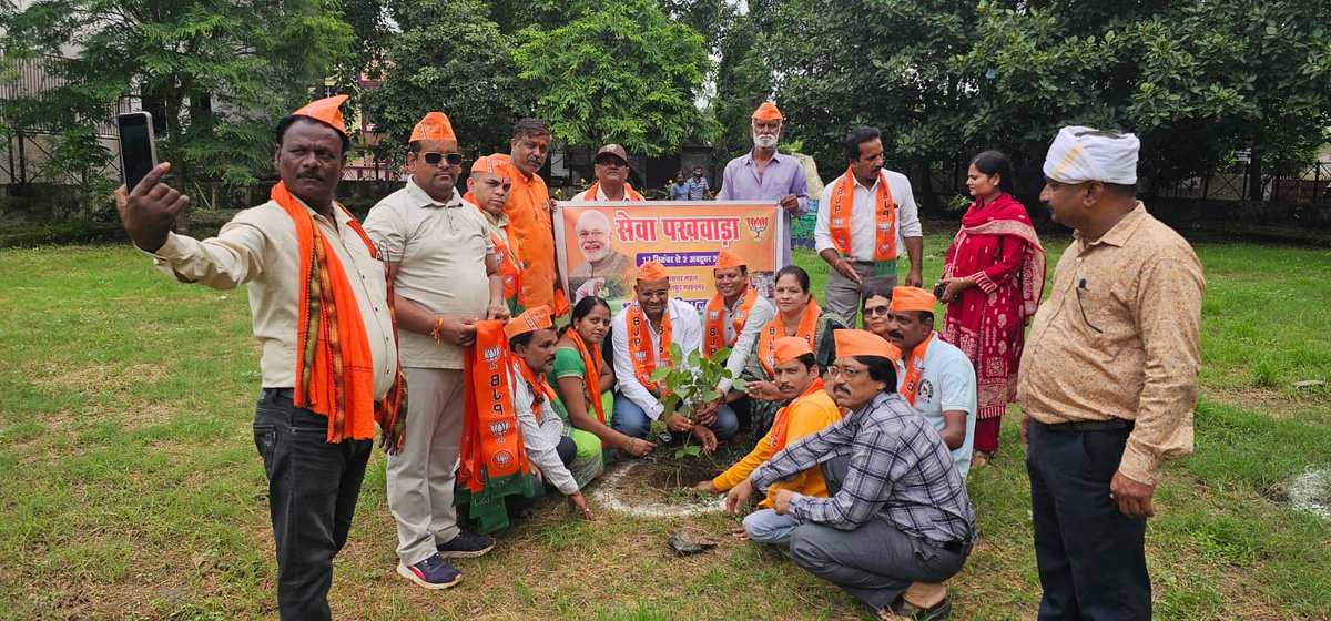 PratibhaBhapkar's tweet photo. माननीय प्रधानमंत्री नरेंद्र मोदी जी के जन्मदिवस पर सेवा पखवाड़ा के अंतर्गत वरिष्ठ नागरिक उद्यान शीतल पुरी चेरीताल वार्ड में सीए अखिलेश जैन, पार्षद प्रतिभा भापकर के नेतृत्व में स्वच्छता कर एक पेड़ मां के नाम रोपित किया https://t.co/qAzQMKrNxQ