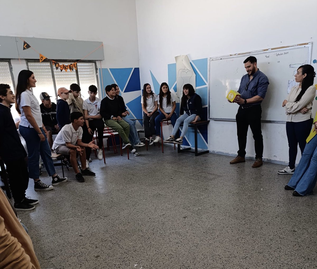 matilujan91's tweet photo. El equipo de Seguimiento Adolescente de CAMEDUR y la Oficina de la Juventud del Gobierno de Durazno visitamos el 9no del Liceo de Sarandí del Yi.
La actividad abordó como eje central las emociones: qué significa cada una, cómo identificarlas y qué precauciones tomar.#saludmental https://t.co/tQYr2MoVsZ