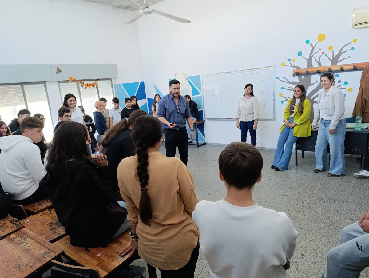 matilujan91's tweet photo. El equipo de Seguimiento Adolescente de CAMEDUR y la Oficina de la Juventud del Gobierno de Durazno visitamos el 9no del Liceo de Sarandí del Yi.
La actividad abordó como eje central las emociones: qué significa cada una, cómo identificarlas y qué precauciones tomar.#saludmental https://t.co/tQYr2MoVsZ