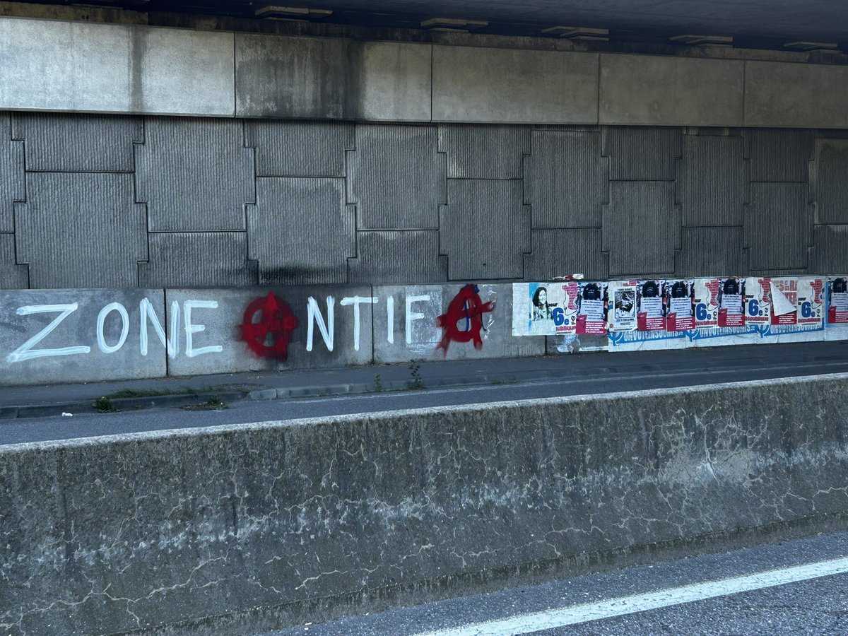 Belem_74's tweet image. 🇫🇷 ⛪️ Haute-Savoie (74) : Acte anti-chrétien 

« Zone Antifa : Brûlons le reste de leurs églises, pour qu’ils crachent le reste du pognon ! »

Voici ce qu’on trouve sur les murs dans la banlieue d’Annemasse chez les antifascistes