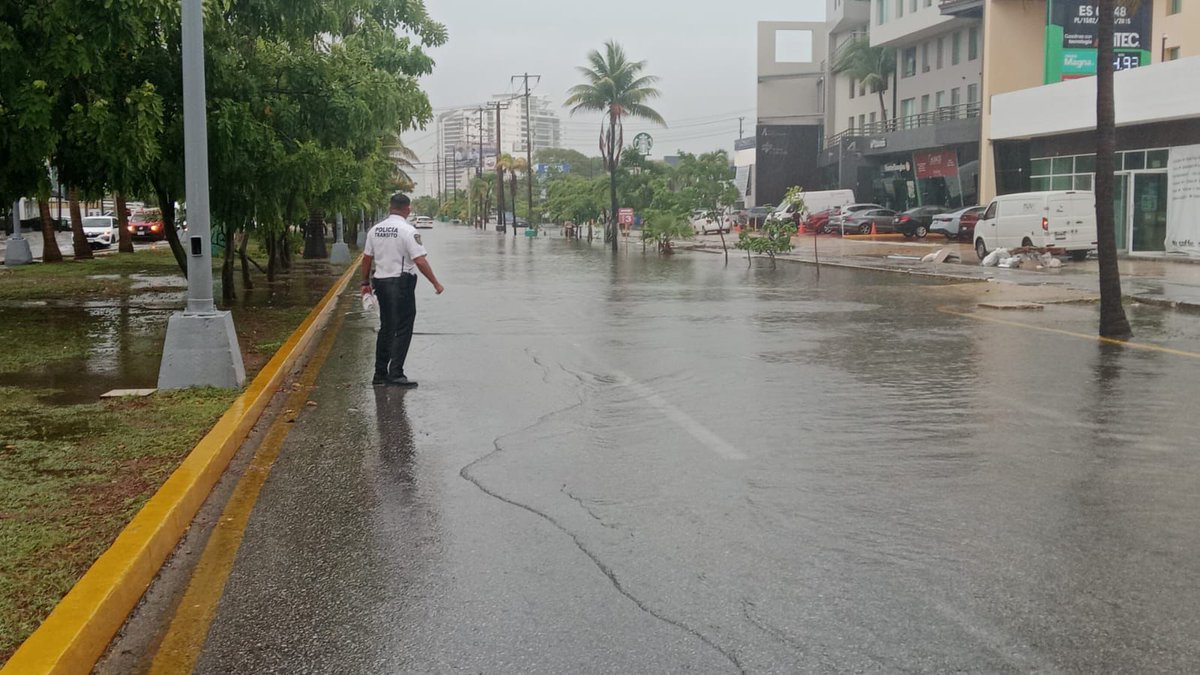 #ReporteVial 🚧
Seguimos implementando cierres preventivos por encharcamientos considerables en:

-Av. Bonampak, de Av. Cobá a Av. Uxmal.

-Av. Tankah con Av. Cobá.

⚠️ Evita transitar por áreas donde el nivel del agua impida ver banquetas o aceras. Conduce con precaución.
