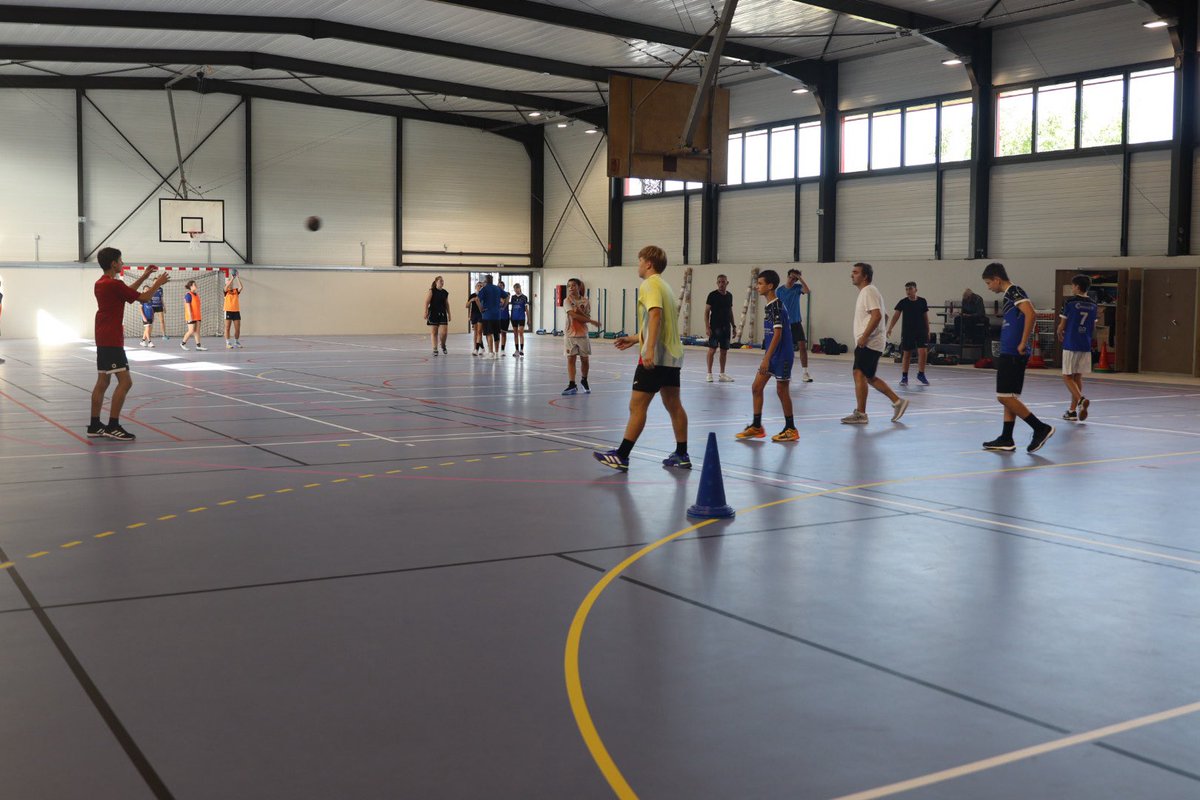 🏗️𝗖𝗼𝗺𝗽𝗹𝗲𝘅𝗲 𝘀𝗽𝗼𝗿𝘁𝗶𝗳 𝗔 𝗥𝗶𝗻𝗲𝗹𝗹𝗮 : 𝗥𝗲́𝗰𝗲𝗽𝘁𝗶𝗼𝗻 𝗱𝗲 𝗹𝗮 𝗽𝗿𝗲𝗺𝗶𝗲̀𝗿𝗲 𝗽𝗵𝗮𝘀𝗲 𝗱𝗲 𝘁𝗿𝗮𝘃𝗮𝘂𝘅 ✅

Un equipement qui répond désormais pleinement aux besoin des usagers : 
✅ Modernisation du Centre sportif,
✅ Couverture d’un terrain