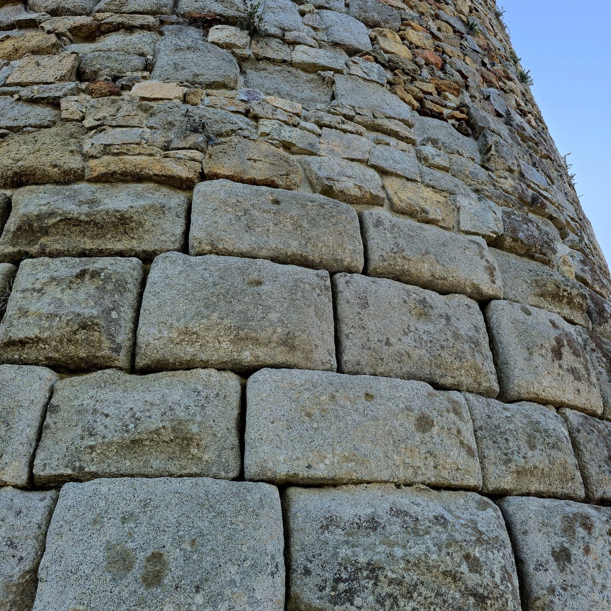 La Torrassa o La Torre del Moro, torre de vigilancia de época romana, modificada en épocas posteriores. Mantiene en su base 9 hiladas de sillares almohadillados con detalles constructivos. Es del tipo opus quadratum aunque está muy restaurada. #Llinars #VallèsOriental #Click 📷