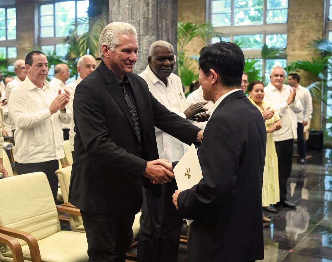 FMC_Cuba's tweet image. 🇨🇺Con la presencia de Miguel Díaz-Canel Bermúdez tuvo lugar el Acto por el aniversario 65 del establecimiento de las relaciones diplomáticas entre la República  Popular Democrática de #Corea🇰🇵 y la República de #Cuba🇨🇺
#MujeresEnRevolución