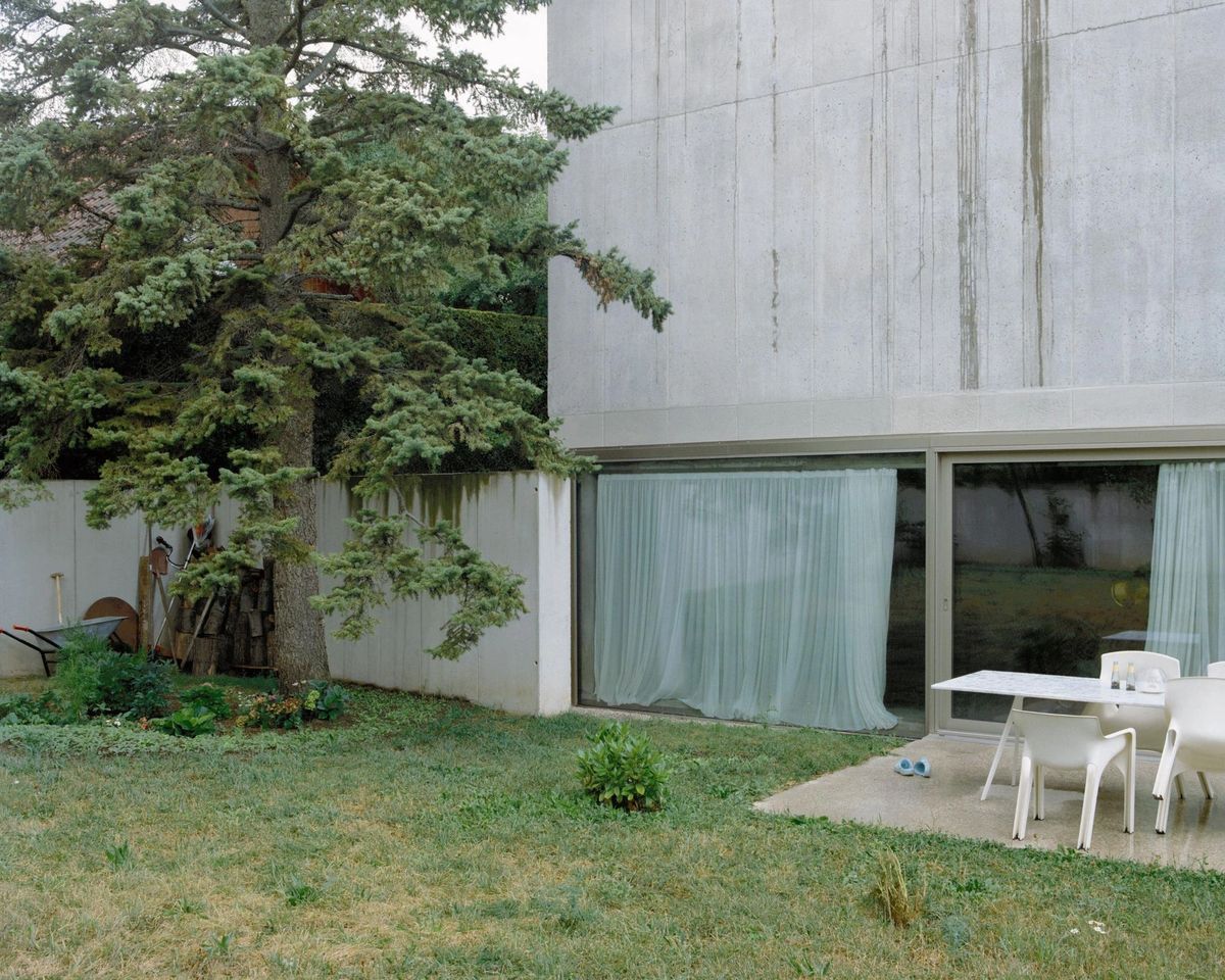 In Baden bei Wien, Austria, Balissat Kaçani + Jann Erhard craft a monolithic house of concrete and enigma, folding infrastructure, garden, and dwelling into one hauntingly silent entity.
→ thisispaper.com/mag/house-in-b…